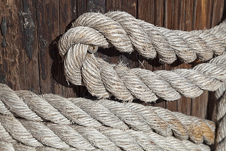 木柱上的吊灯绳索安全纤维力量游艇线圈缆绳缠绕航行索具图片