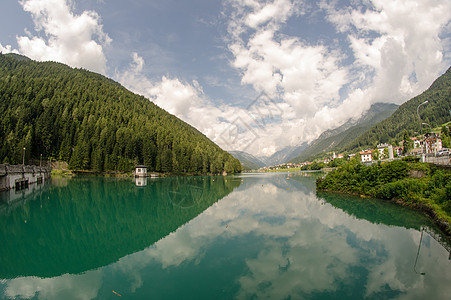 多洛米特山地景观和夏季季节山区草地全景村庄山峰蓝色小路踪迹天空旅行远足图片