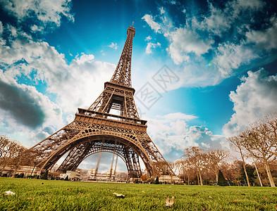 巴黎 从街上看艾菲尔铁塔的视野非常宽广景观建筑历史性旅游城市天空历史太阳旅行场景图片