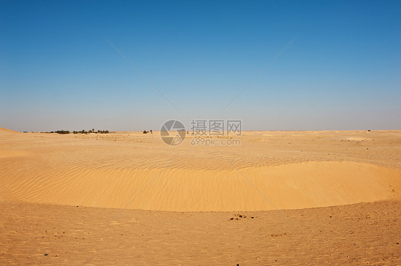 撒哈拉沙丘地形黄色口渴远景爬坡蓝色踪迹涟漪天空海滩图片