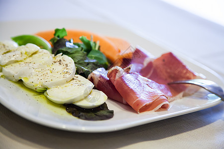 意大利语启动器盘子桌子沙拉餐饮绿色团体蔬菜红色餐厅小吃图片