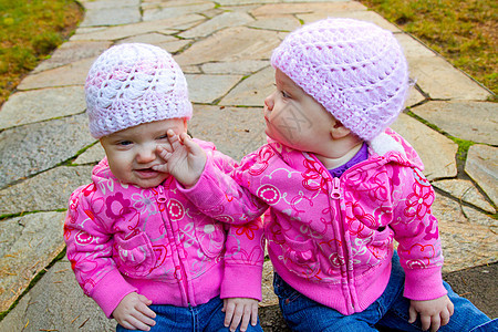粉红双姐妹女孩帽子女孩们孩子女儿孩子们姐姐姐妹粉色女性女儿们图片