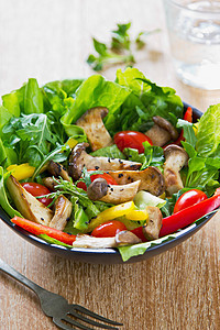 Grilled 蘑菇沙拉食物美味营养美食蔬菜小吃胡椒红色火箭沙拉图片