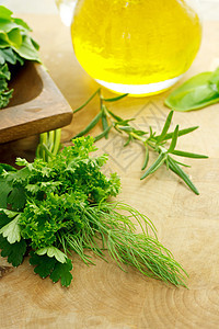 草药和橄榄油砧板健康香菜草本植物叶子玻璃迷迭香植物草本烹饪图片