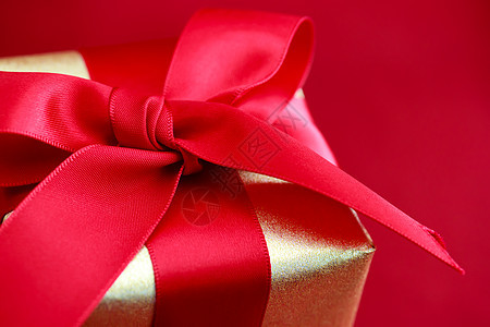 带有红色丝带的礼品盒展示背景庆典礼物盒生日金子礼物背景图片