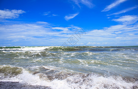 在沙滩上挥波海岸海滩风景旅行蓝色支撑热带海洋力量地平线图片