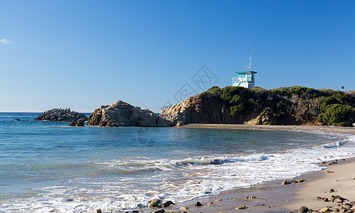 加州沙沙滩上救生员站沿海公园季节小屋海岸线蓝色晴天鸟类旅游假期图片