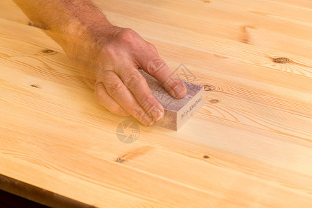 人手在松木上的砂块上桌子材料木匠木工木头地面工具工人木制品工艺图片