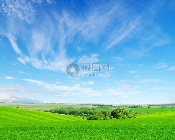 绿地和蓝天空远景草地草原农场晴天太阳场地蓝色土地国家图片