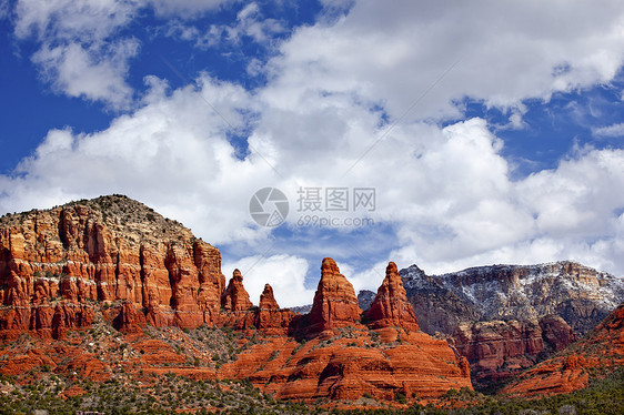 麦当娜修女橙色红色岩石峡谷大蓝色多云天空塞多纳 A橙子悬崖地质学沙漠旅行首脑荒野公园土地蓝天图片