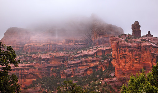 博因顿红岩峡谷雨云塞多纳亚利桑那州沙漠风景石头地层峡谷树木悬崖荒野地质学编队图片