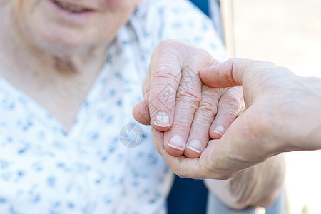 与看守人握手的高级妇女家庭住宅帮助护理团结祖母车轮成人微笑女性图片