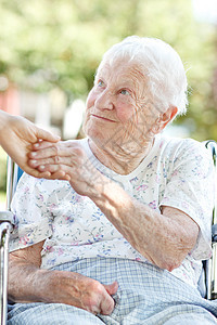 高级女性与看守人握手轮椅家庭车轮女士护理祖父母照顾者老年住宅长老图片