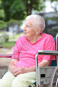 轮椅上的高级女性奶奶长老椅子人士绿色老年粉色护理残障车轮图片