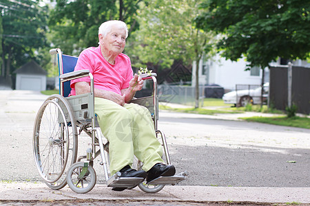 轮椅上的高级女性椅子女士老年人士长老退休奶奶残障粉色护理图片