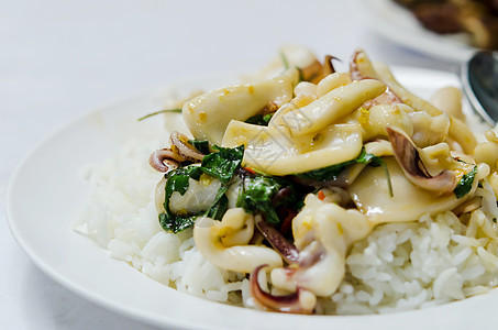 华丽的美食海鲜蔬菜盘子章鱼乌贼油炸白色胡椒图片