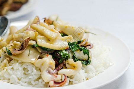 炒鱿鱼和大米蔬菜盘子乌贼油炸海鲜胡椒章鱼图片