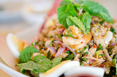 辣辣食品食物绿色沙拉盘子海鲜红色猪肉蔬菜图片