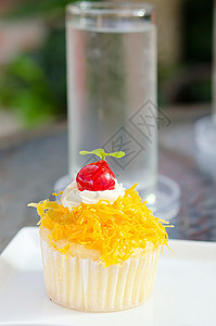 泰国甜点美食白色食物手工红色黄色金子盘子图片
