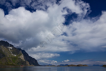 洛福顿上空的云层峡湾海洋悬崖海岸岛屿全景风景山脉图片