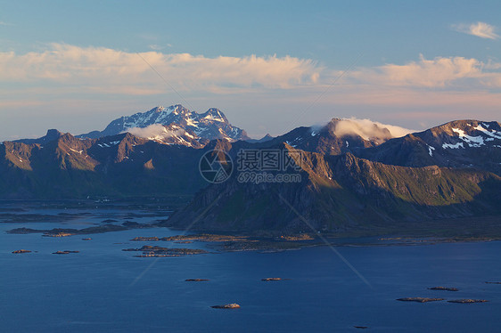 洛弗顿山脉海岸线海岸风景峡湾岛屿全景太阳山峰海洋图片