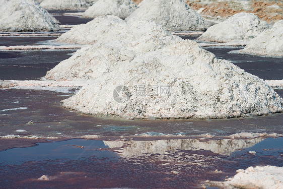 印度盐养场的盐沙堆湿地薄片池塘农场场地晴天食物水池蓝色盐水图片