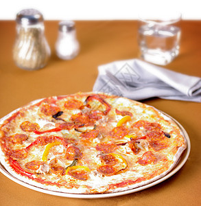 桌上披萨 意大利食品概念食物桌子餐厅午餐盘子图片