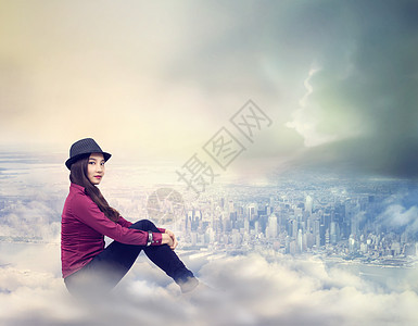 坐在云上快乐的女人航程乐趣城市旅行自由天空梦想家帽子女士高度图片