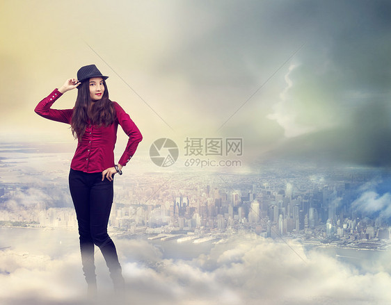 欢乐妇女站在云上图片