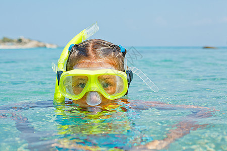 戴潜水面具的女孩游泳者旅行乐趣潜水员海滨假期海洋女性孩子海岸图片