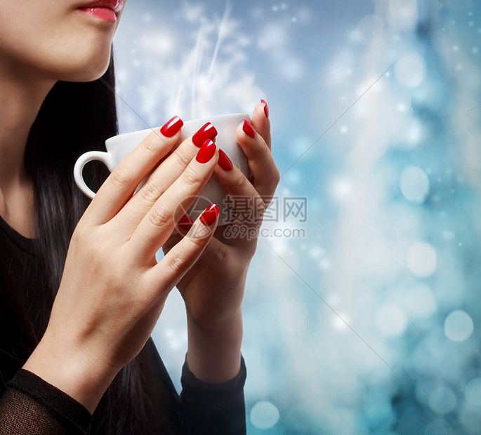 拥有热饮料的妇女指甲抛光头发蒸汽杯子享受女性长发女孩背景图片