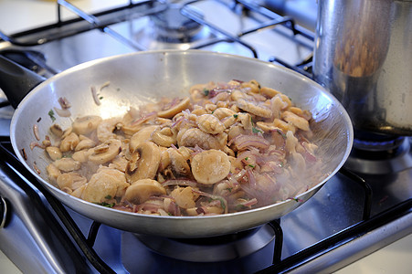 洋葱烤蘑菇产品盘子蔬菜小吃棕色食物乡村饮食油炸国家图片