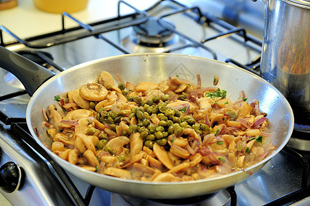 洋葱烤蘑菇食物饮食产品盘子国家平底锅棕色草药乡村派对图片