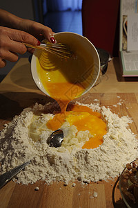 鸡蛋和小麦 制作意大利面的基数螺旋午餐美食拼贴画面条宏观节日文化糕点食物图片