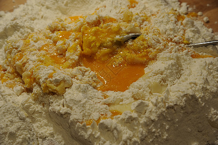 鸡蛋和小麦 制作意大利面的基数团体节日宏观螺旋烹饪糖类黄色糕点拼贴画食物图片