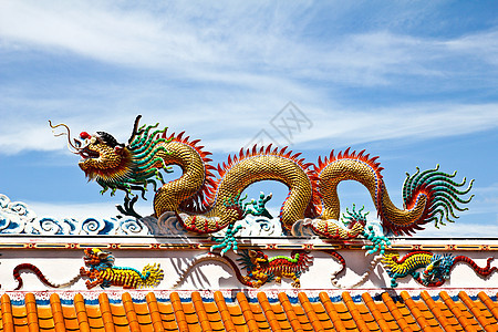 中国寺庙屋顶上多彩的神像旅游楼梯文化建筑学叶子天空衬套植物宗教草地图片