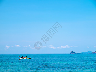 享受划船愉快天空浮标海景地平线涟漪海岸布里海浪蓝色冲浪图片