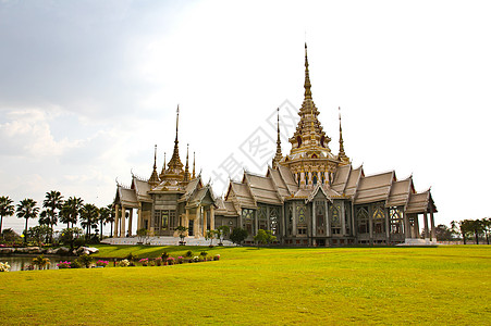 泰国寺庙蓝色金子宝塔祷告建筑学兴趣避难所水平地雕像绿色植物图片