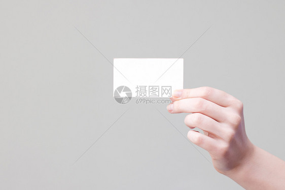用空信息位置和 lo 来武装持有商务卡笔记框架手臂拇指手指卡片标签就业问候语职业图片