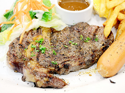 带黑胡椒的羊肉牛排盘子蔬菜餐厅羊肉香肠牛扒胡椒食物午餐早餐图片