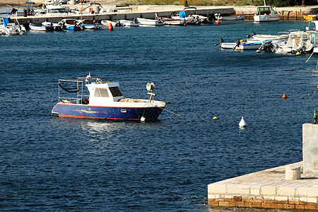 小型机动小艇旅行假期血管海浪运输港口海洋旅游巡航海滩图片