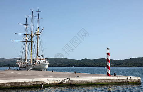 码头的帆船船尾甲板旅游桅杆旅行海岸支撑港口天空白色图片
