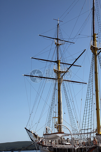 码头的帆船绿色港口船尾旅游白色海岸支撑旅行桅杆甲板图片