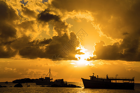 加勒比海上空的日出阳光血管日落航海地平线海洋反射海浪黄色天空图片