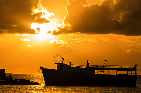 加勒比海上空的日出海景码头游客天空血管航海日落旅行海岸海浪图片