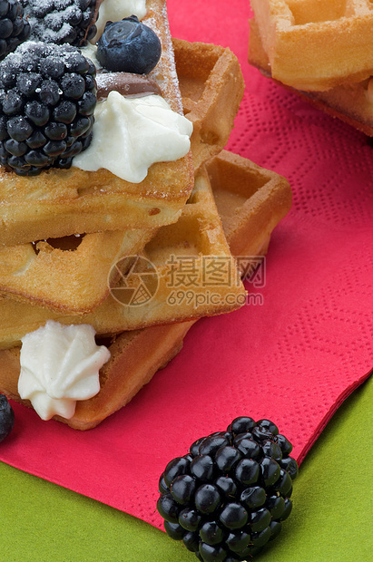 比利时Waffle和Berries白色绿色浆果蓝色金子食品糕点红色甜食胡扯图片