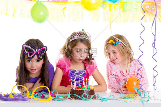 儿童快乐的女童吹生日派对蛋糕会朋友们同学公主金发乐趣纸屑糕点派对裙子巧克力图片