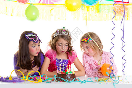 儿童快乐的女童吹生日派对蛋糕会幸福同学巧克力女孩乐趣戏服团体手势享受派对图片