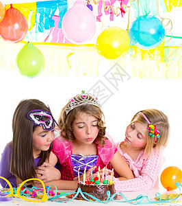 儿童快乐的女童吹生日派对蛋糕会朋友们金发裙子同学派对戏服糕点童年幸福公主图片