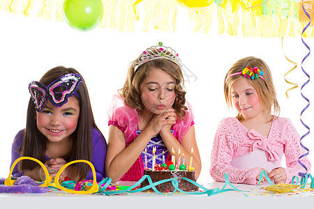 儿童快乐的女童吹生日派对蛋糕会童年派对孩子纸屑金发庆典享受女孩气球糕点图片
